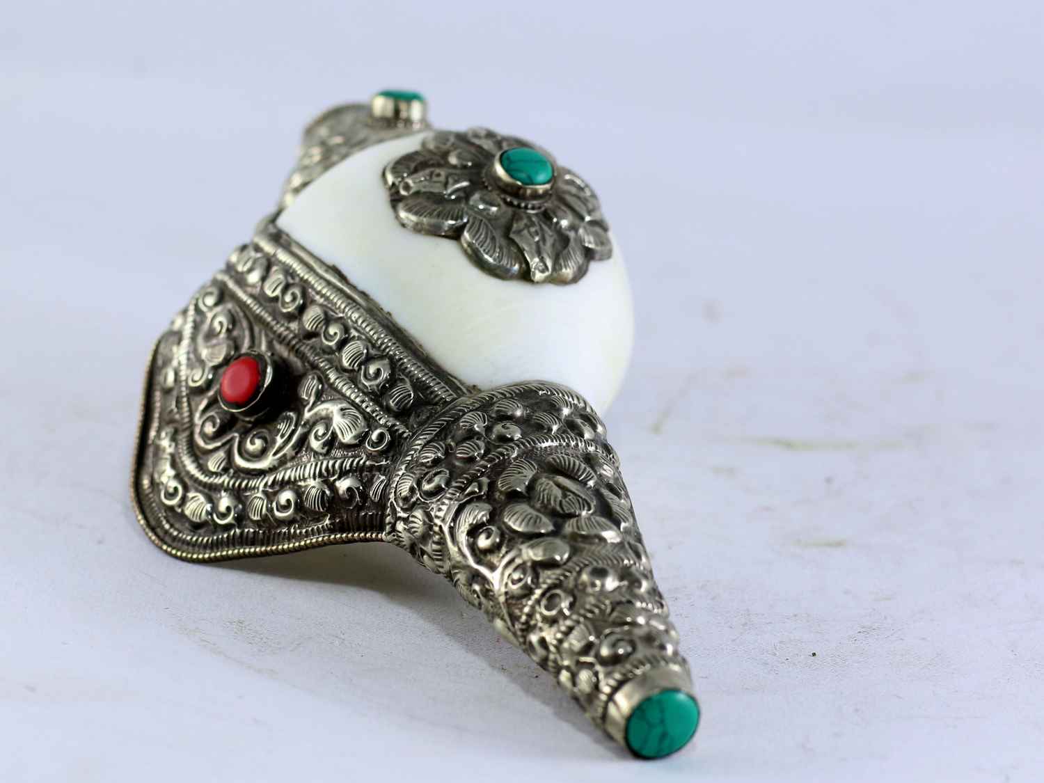 White Metal Conch Shell With Flower Design