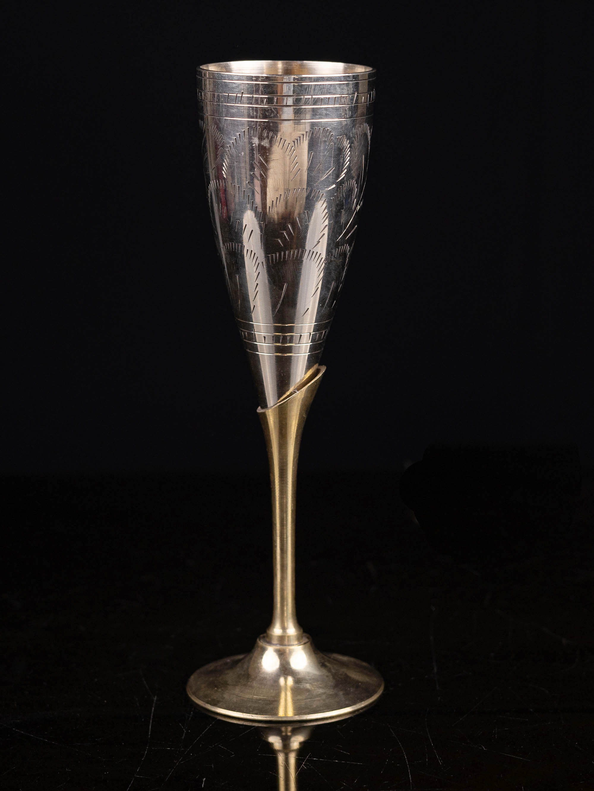 Wine Serving Glass With [carving]