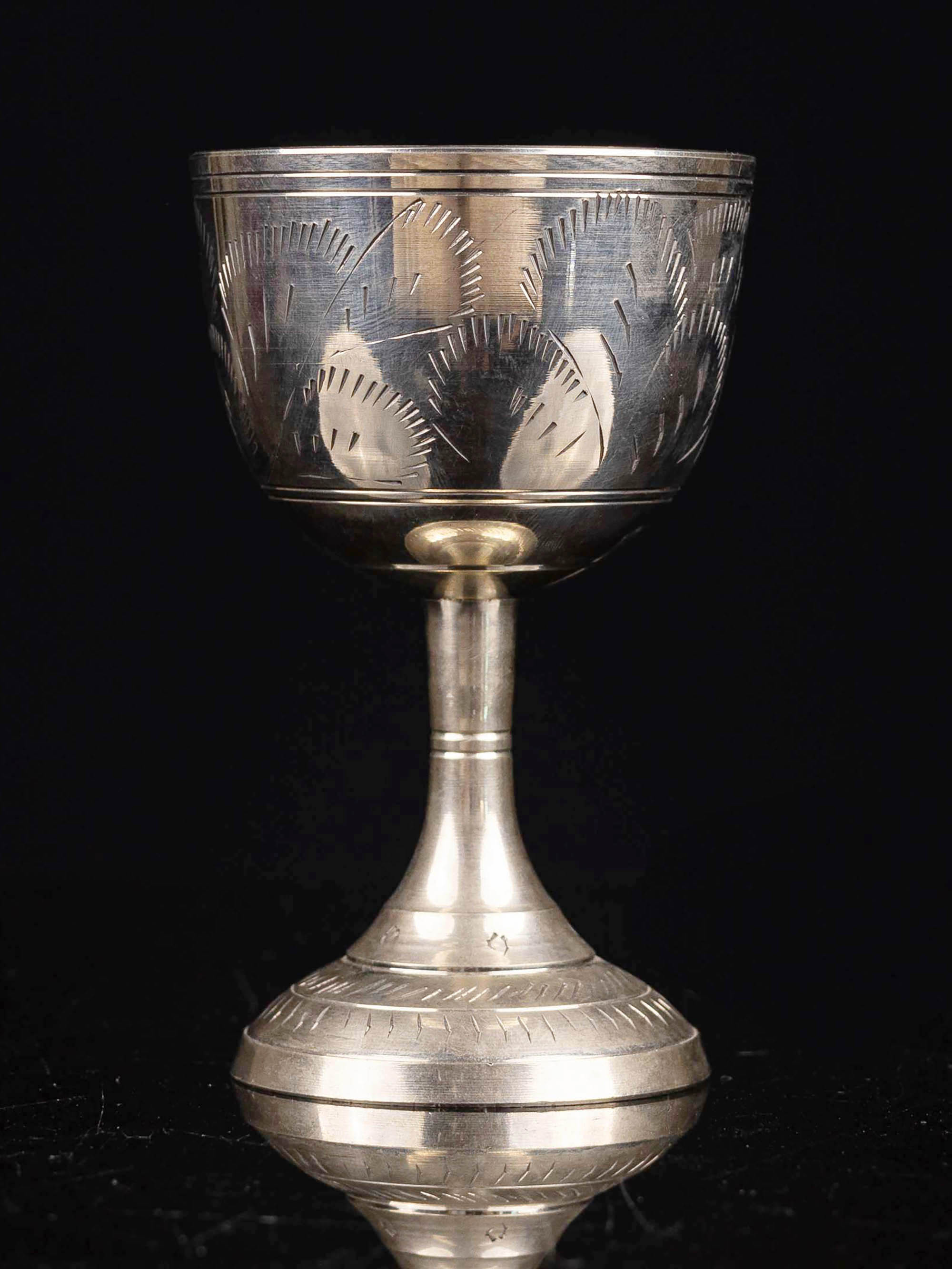 Wine Serving Glass With [carving]